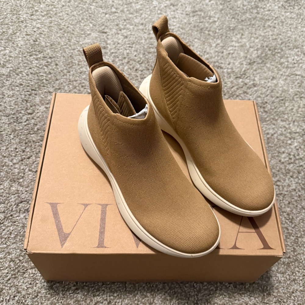 NIB Vivaia Urban boots slip on sneakers 40 nutmeg hiking comfort outdoor casual